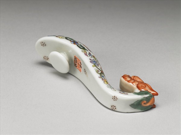 粉彩白地鳳紋龍首帶鈎