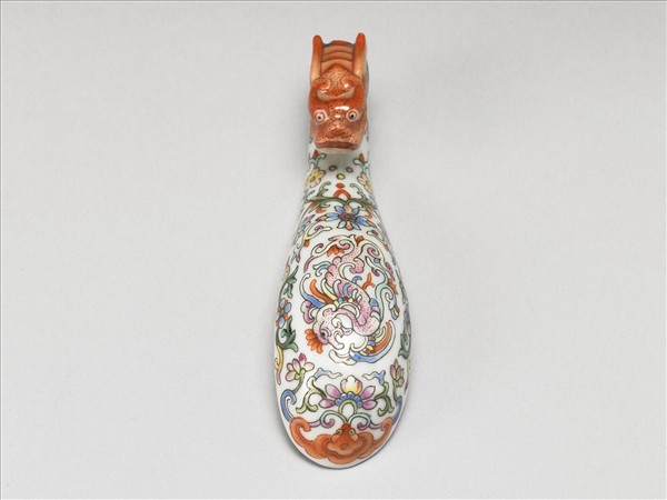 粉彩白地鳳紋龍首帶鈎