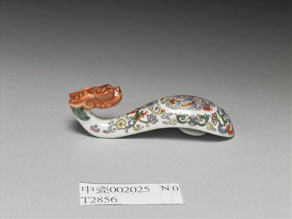 粉彩白地鳳紋龍首帶鈎