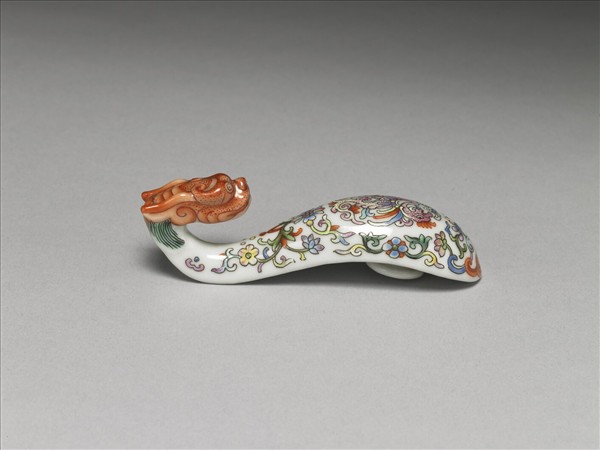 粉彩白地鳳紋龍首帶鈎