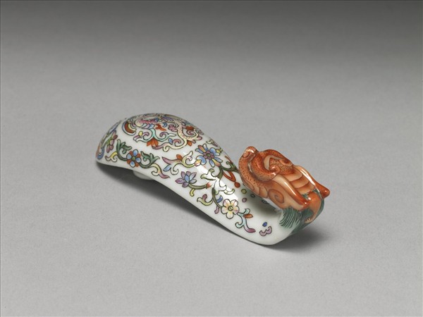 粉彩白地鳳紋龍首帶鈎