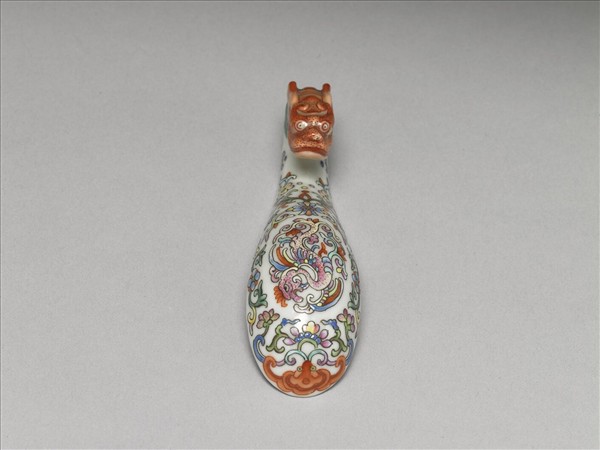 粉彩白地鳳紋龍首帶鈎