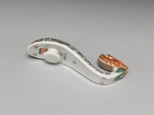 粉彩白地鳳紋龍首帶鈎