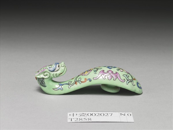 粉彩綠地萬福龍首帶鈎