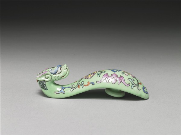 粉彩綠地萬福龍首帶鈎