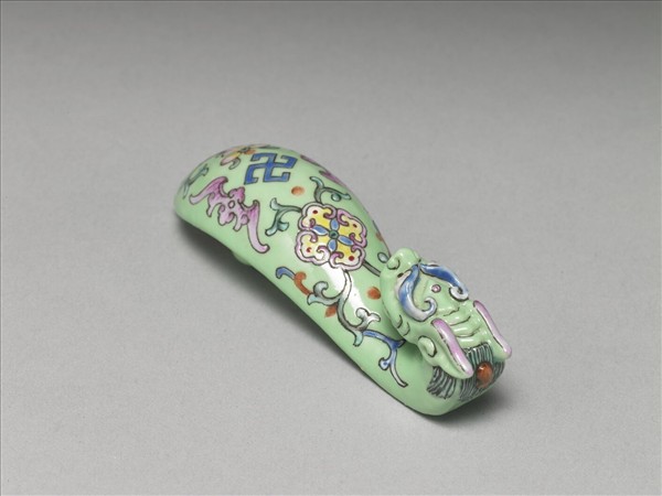 粉彩綠地萬福龍首帶鈎