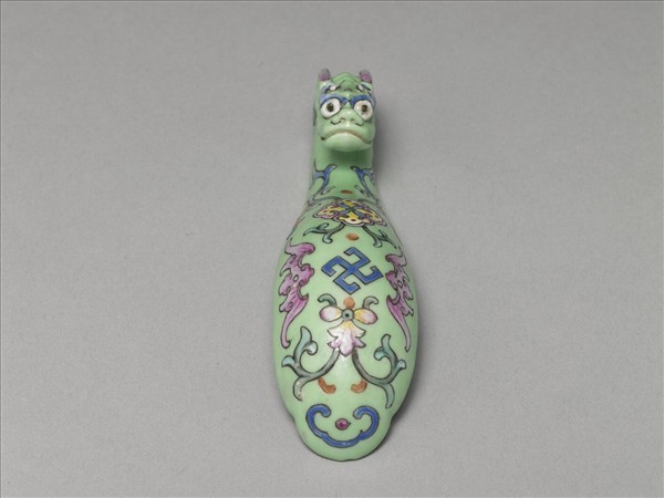 粉彩綠地萬福龍首帶鈎
