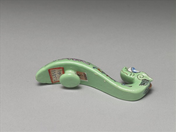 粉彩綠地萬福龍首帶鈎