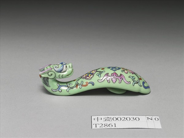 粉彩綠地萬福龍首帶鈎