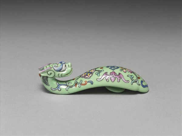 粉彩綠地萬福龍首帶鈎