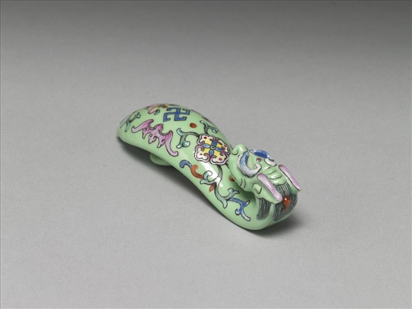 粉彩綠地萬福龍首帶鈎