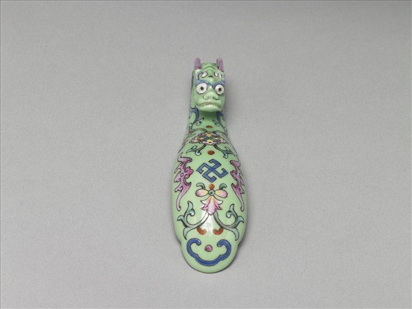 粉彩綠地萬福龍首帶鈎