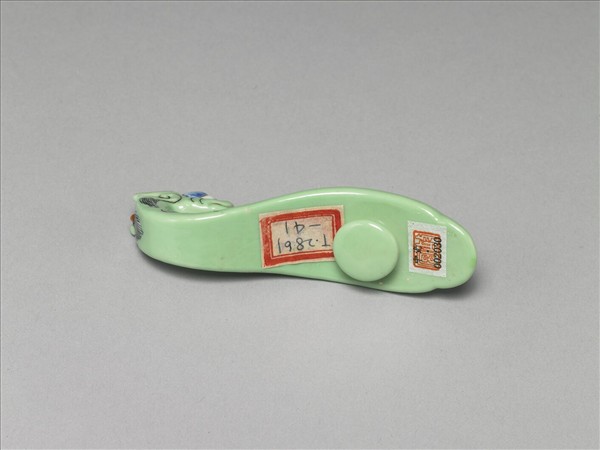 粉彩綠地萬福龍首帶鈎