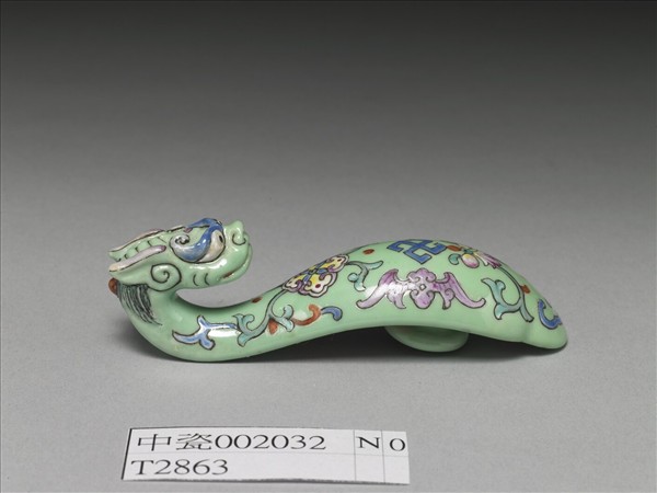 粉彩綠地萬福龍首帶鈎