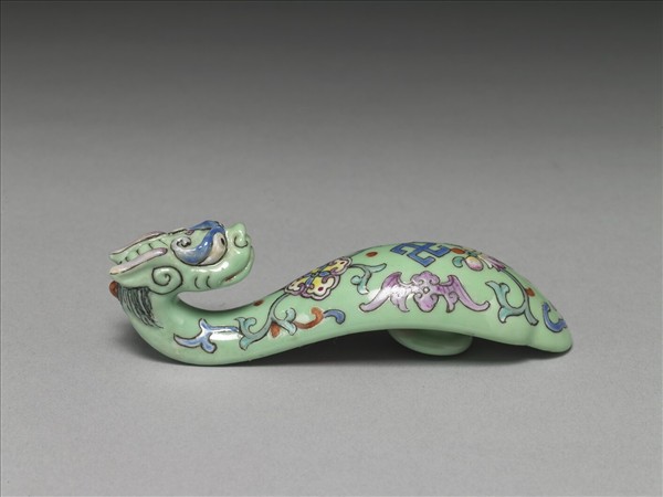 粉彩綠地萬福龍首帶鈎