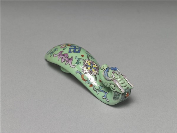 粉彩綠地萬福龍首帶鈎