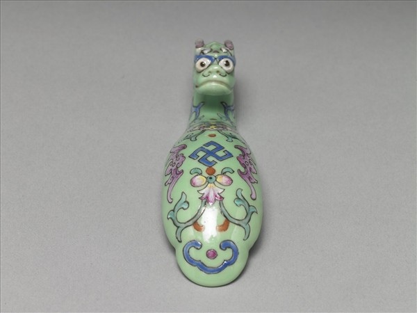 粉彩綠地萬福龍首帶鈎