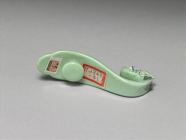 粉彩綠地萬福龍首帶鈎