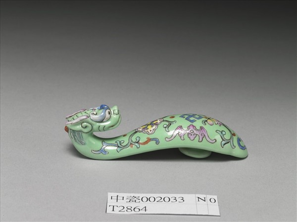 粉彩綠地萬福龍首帶鈎