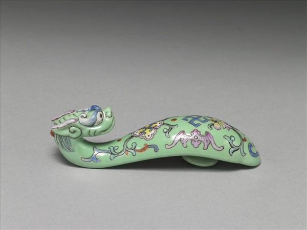 粉彩綠地萬福龍首帶鈎