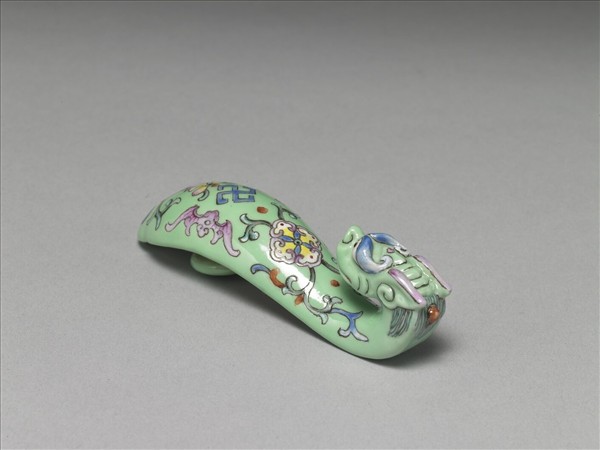 粉彩綠地萬福龍首帶鈎