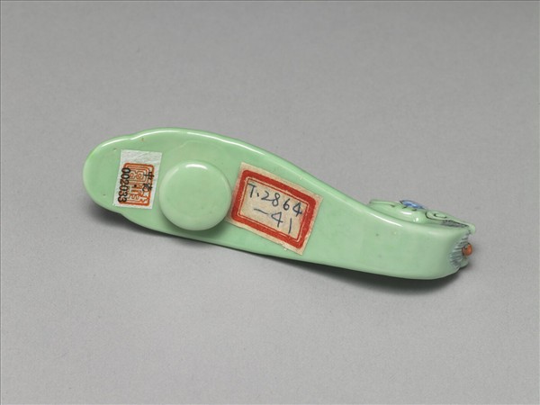 粉彩綠地萬福龍首帶鈎