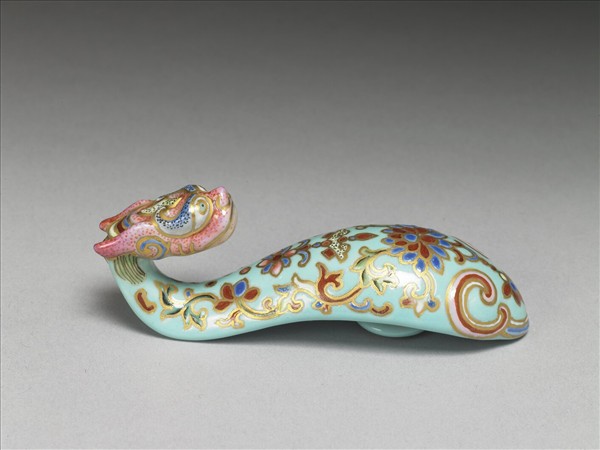 粉彩湖綠地萬壽花卉紋龍首帶鈎