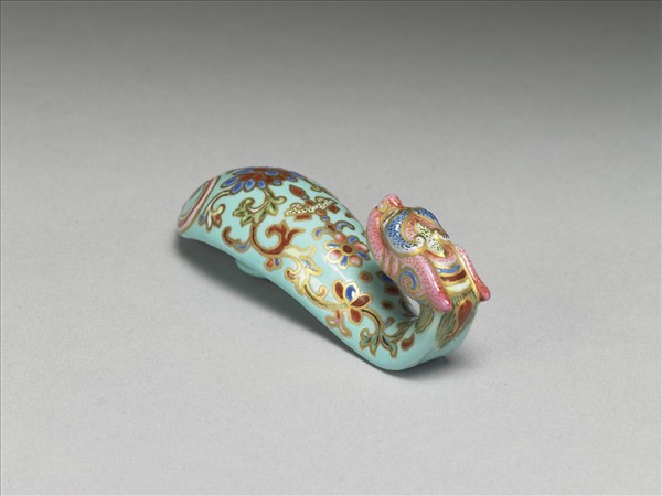 粉彩湖綠地萬壽花卉紋龍首帶鈎