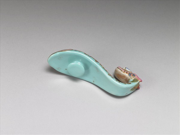 粉彩湖綠地萬壽花卉紋龍首帶鈎