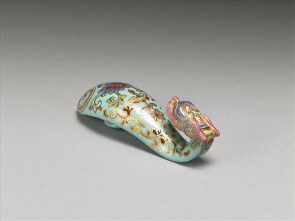 粉彩湖綠地萬壽花卉紋龍首帶鈎