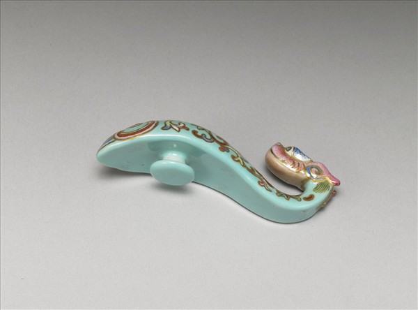 粉彩湖綠地萬壽花卉紋龍首帶鈎