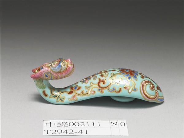 粉彩湖綠地萬壽花卉紋龍首帶鈎
