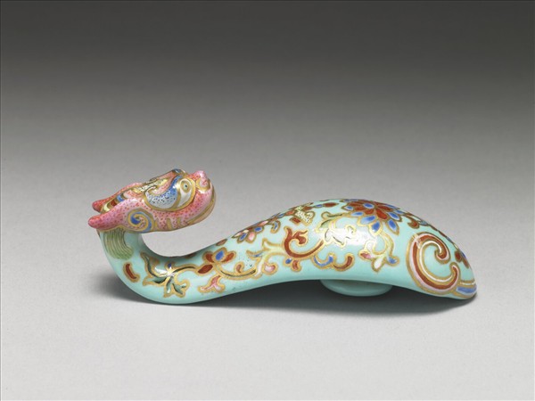 粉彩湖綠地萬壽花卉紋龍首帶鈎