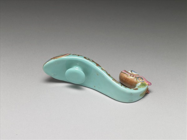 粉彩湖綠地萬壽花卉紋龍首帶鈎