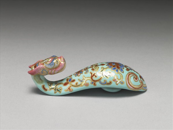 粉彩湖綠地萬壽花卉紋龍首帶鈎
