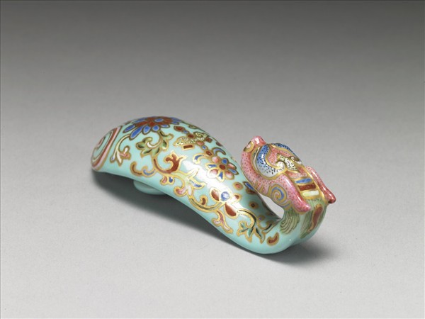 粉彩湖綠地萬壽花卉紋龍首帶鈎