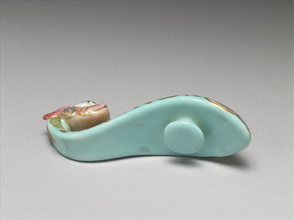 粉彩湖綠地萬壽花卉紋龍首帶鈎