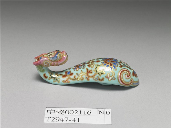 粉彩湖綠地萬壽花卉紋龍首帶鈎