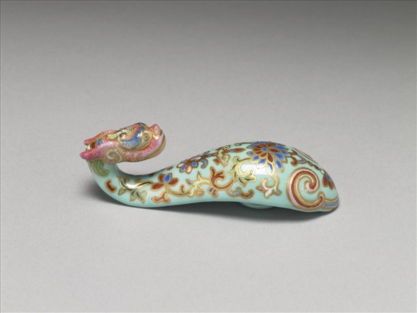 粉彩湖綠地萬壽花卉紋龍首帶鈎