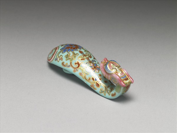 粉彩湖綠地萬壽花卉紋龍首帶鈎