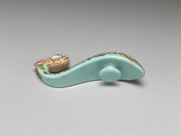 粉彩湖綠地萬壽花卉紋龍首帶鈎