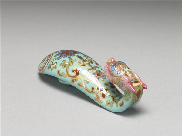 粉彩湖綠地萬壽花卉紋龍首帶鈎