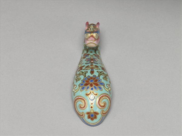 粉彩湖綠地萬壽花卉紋龍首帶鈎