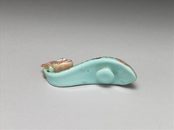 粉彩湖綠地萬壽花卉紋龍首帶鈎