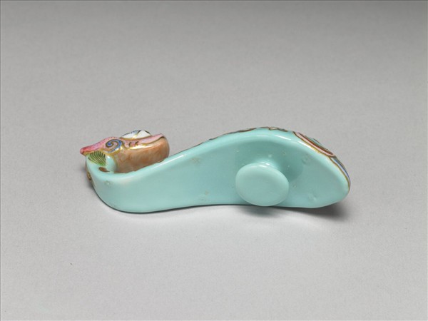 粉彩湖綠地萬壽花卉紋龍首帶鈎