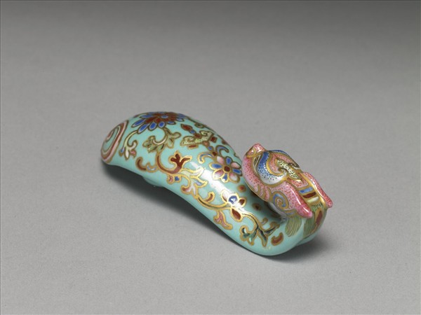 粉彩湖綠地萬壽花卉紋龍首帶鈎