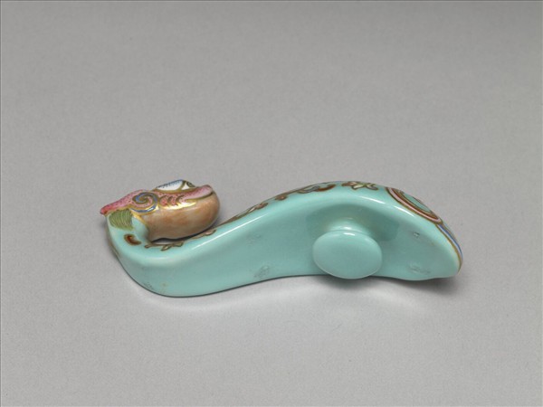 粉彩湖綠地萬壽花卉紋龍首帶鈎