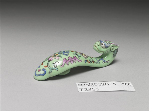 粉彩綠地萬福龍首帶鈎