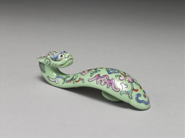 粉彩綠地萬福龍首帶鈎