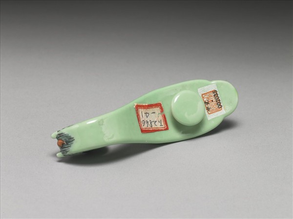 粉彩綠地萬福龍首帶鈎